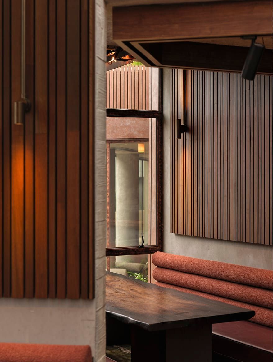 THE SOFT GLOW OF WARM L IGHTING CREATES INITMACY IN THE POD SPACES