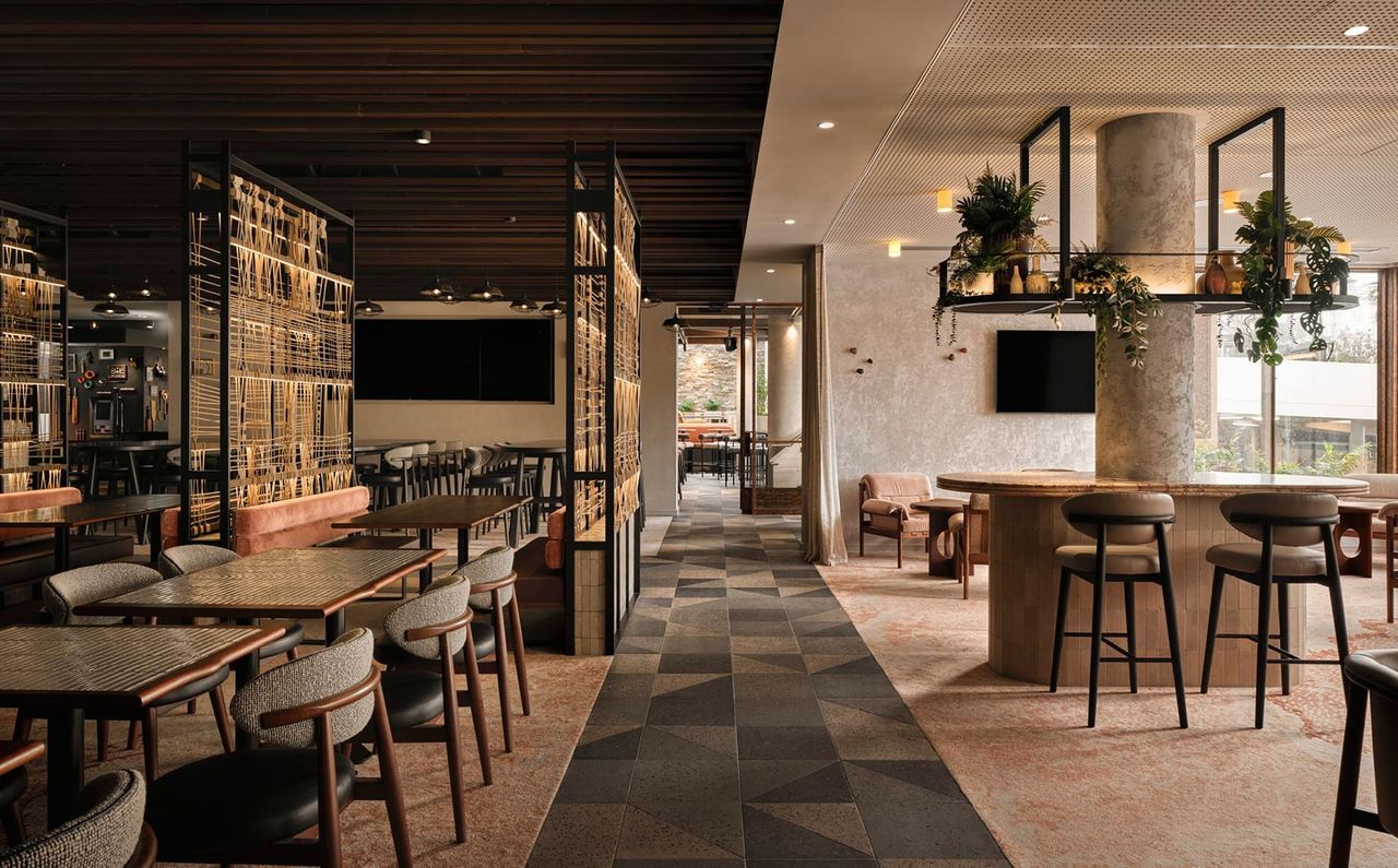 VIEW THROUGH CAFE AND LOUNGE SPACE TO THE ALFRESCO
