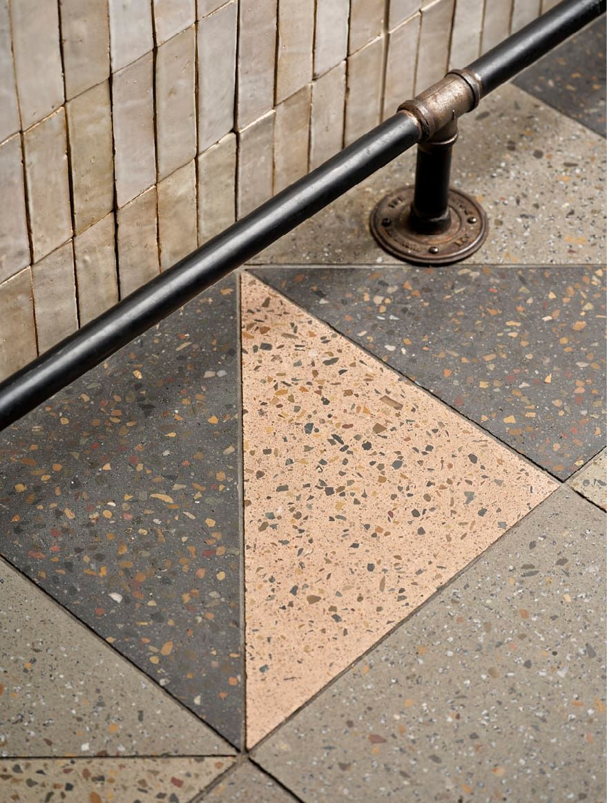 DETAILS OF FINISHES TO BAR