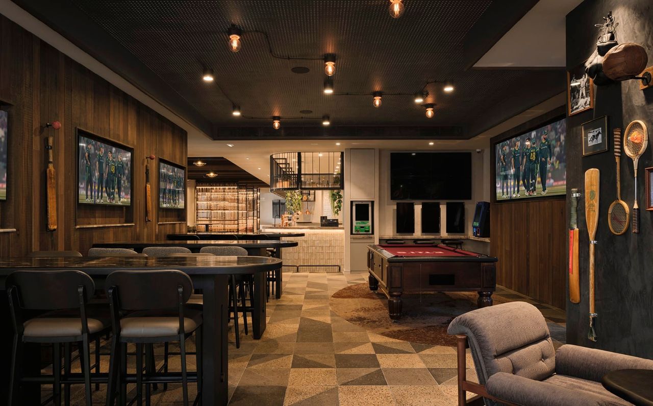 VINTAGE CLUB INSPIRED SPORTS BAR SPACE