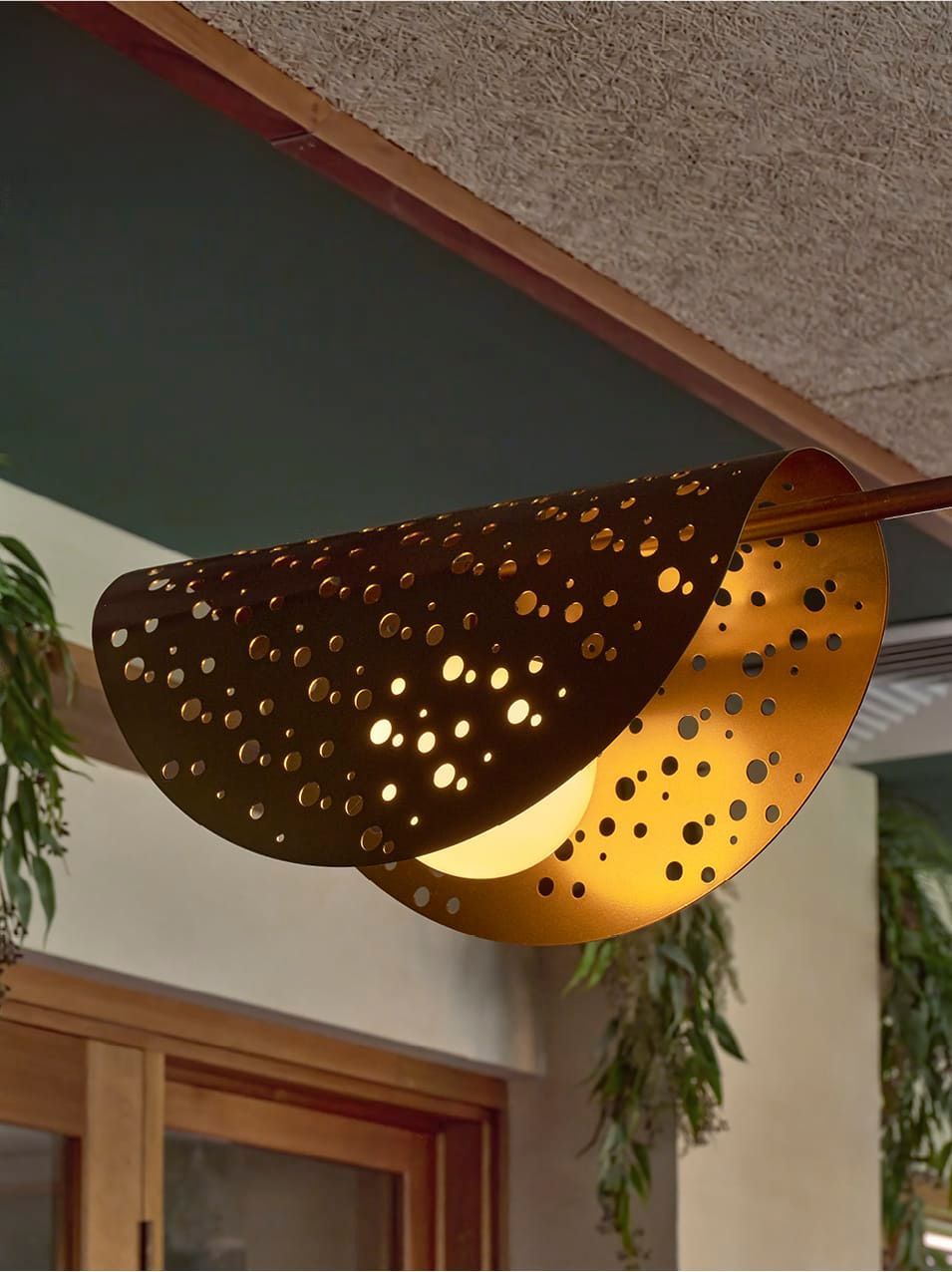 LIGHTING AND STONE DETAILS OF THE BISTRO