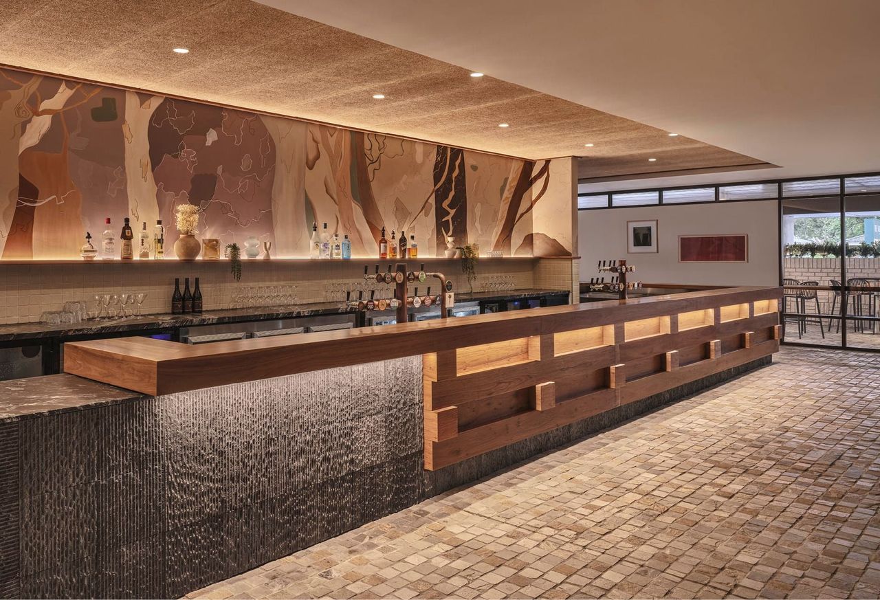 GENEROUS BAR CONNECTING THE BISTRO, ALFRESCO AND SPORTS AREAS