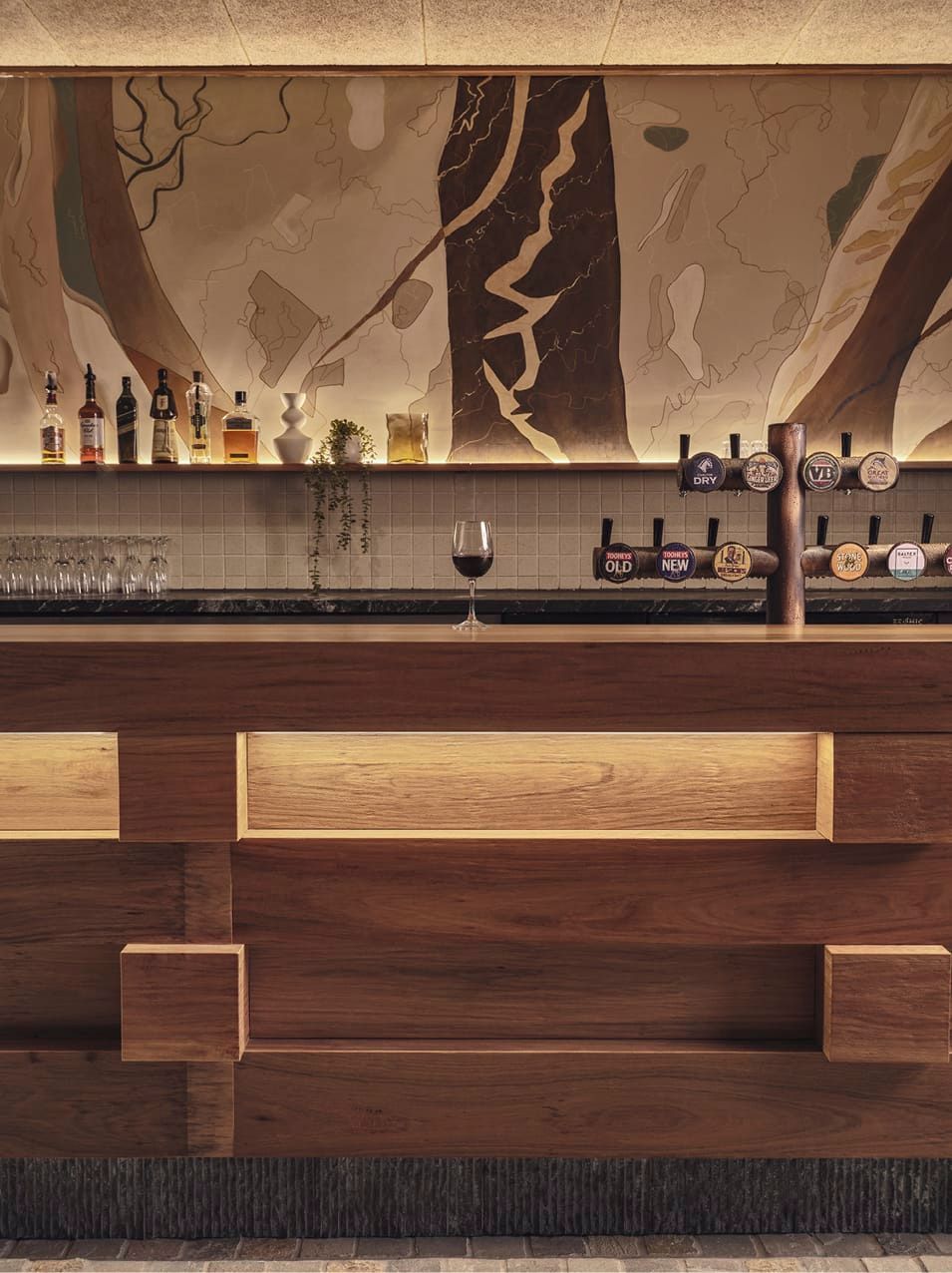 STRONG NATURAL MATERIAL DETAILS OF THE BAR