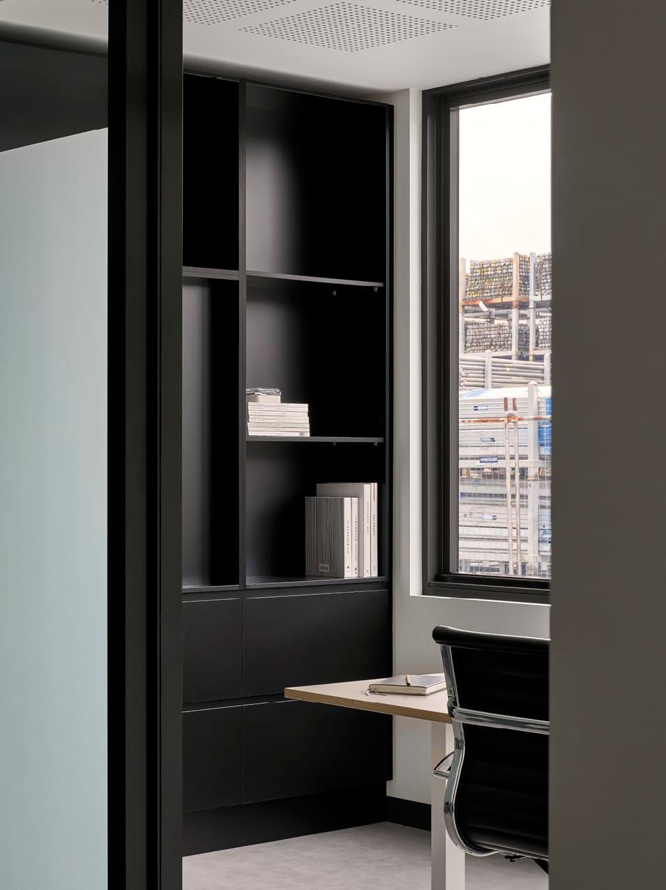 CONTEMPORARY APPOINTED MEETING ROOMS AND SENIOR OFFICE SPACE