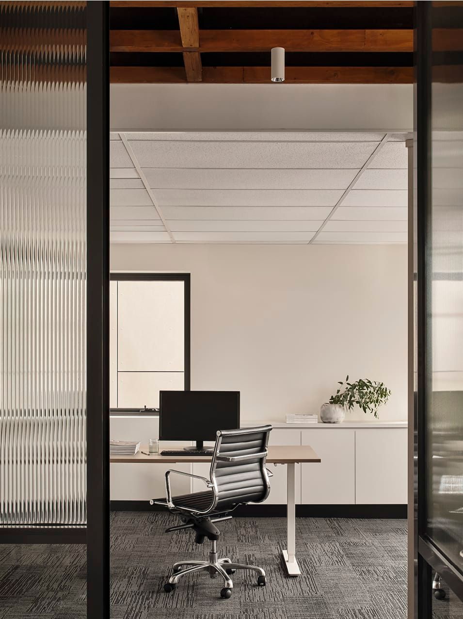 CONTEMPORARY APPOINTED MEETING ROOMS AND SENIOR OFFICE SPACE