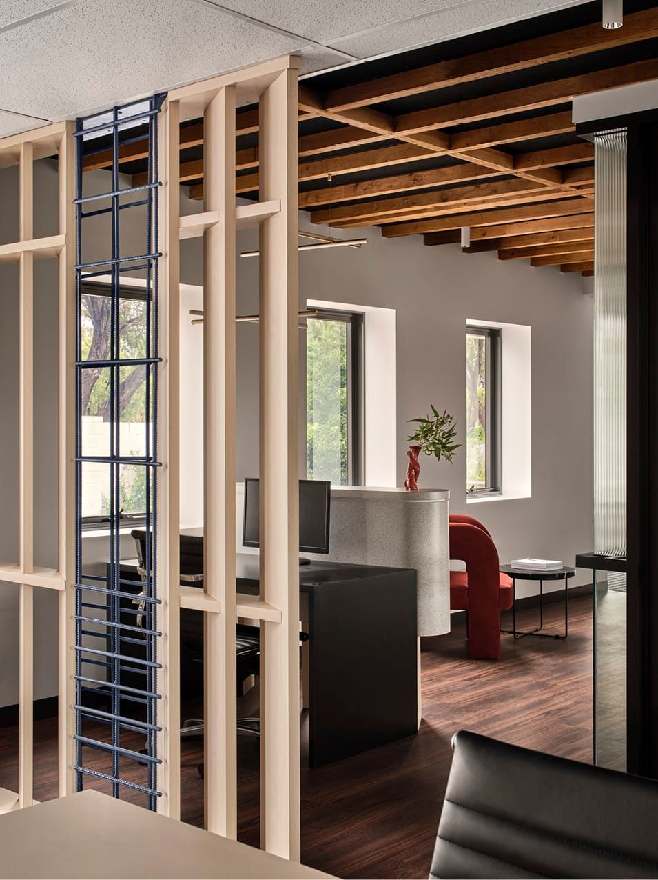 EXPOSED BEAMS AND CONSTRUCTION MATERIALS USED IN FITOUT